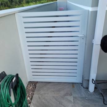 Comprar o produto de Portas de alumínio em Esquadrias de Alumínio em Palhoça, SC por Solutudo