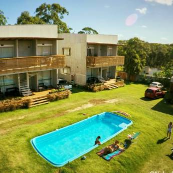 Comprar o produto de Piscina ao ar livre em Aluguel - Flat - Apart Hotel em Garopaba, SC por Solutudo