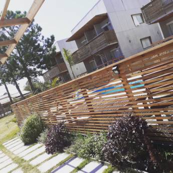 Comprar o produto de Estacionamento privativo em Aluguel - Flat - Apart Hotel em Garopaba, SC por Solutudo