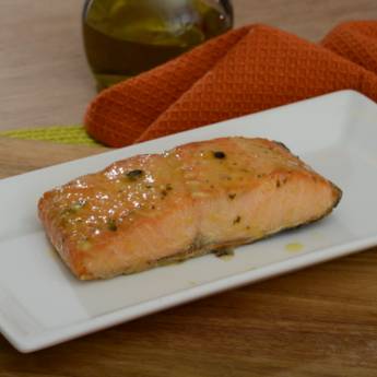 Comprar o produto de Salmão grelhado com molho de maracujá em Peixes em Bauru, SP por Solutudo