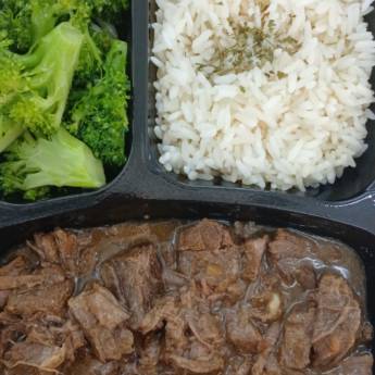 Comprar o produto de Picadinho de Carne, brócolis ao alho e arroz branco em Executivos em Bauru, SP por Solutudo