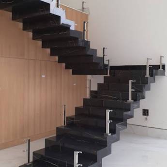 Comprar o produto de Instalação de escada de porcelanato  em Porcelanatos em Pedro Leopoldo, MG por Solutudo