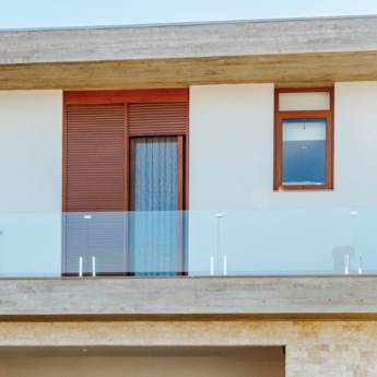 Comprar o produto de Guarda Corpo de Vidro – Segurança e Elegância em Balneário Camboriú/SC em Vidraçarias pela empresa Top Glass em Balneário Camboriú, SC por Solutudo
