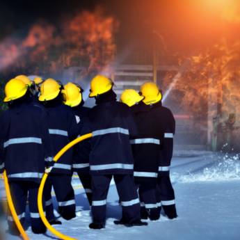 Comprar o produto de Formação de bombeiro civil em Extintores - Equipamentos de Proteção Contra Incêndio em Canoas, RS por Solutudo