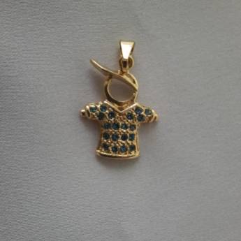 Comprar o produto de Pingente menino blusa com pedras em Pingentes em Bauru, SP por Solutudo