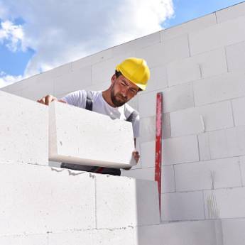 Comprar o produto de Pedreiro: Qualidade e Precisão em Riviera de Santa Cristina I/SP em Construção em Riviera de Santa Cristina I, SP por Solutudo