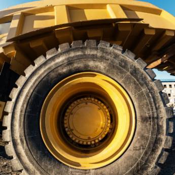 Comprar o produto de Pneus para caminhão em Rodas - Pneus em Piraju, SP por Solutudo