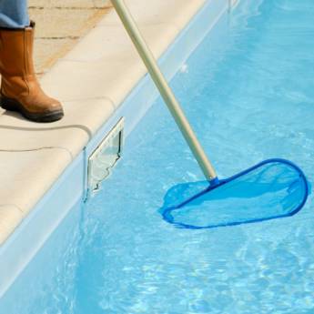 Comprar o produto de Especialista em limpeza de piscinas em Limpeza de Piscinas em Joinville, SC por Solutudo