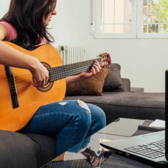 Comprar o produto de Aulas de Violão em Escolas de Música em Jundiaí, SP por Solutudo