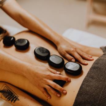 Comprar o produto de Massagem Relaxante com Pedras quentes em Bauru em Massagem pela empresa Fashion Elegance Studio Estética em Bauru, SP por Solutudo