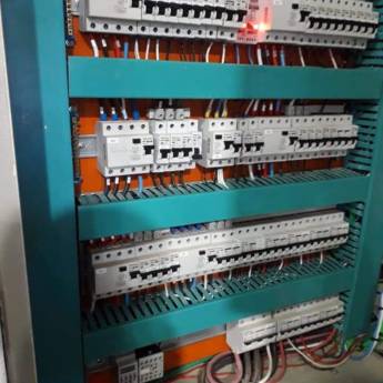Comprar o produto de Montagens e manutenção de painéis em Painéis Eletrônicos em Navegantes, SC por Solutudo