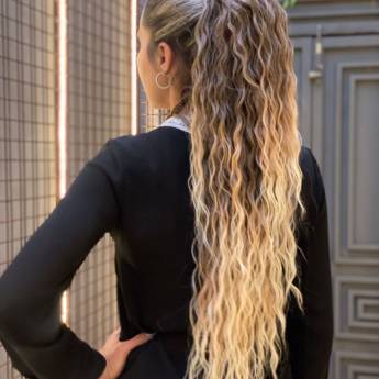 Comprar o produto de Aplique rabo de cavalo ondulado com mechas em Apliques de Cabelo pela empresa Trimurti Cabelos para Mega Hair Perucas Jumbo e Apliques para Cabelo  em Foz do Iguaçu, PR por Solutudo