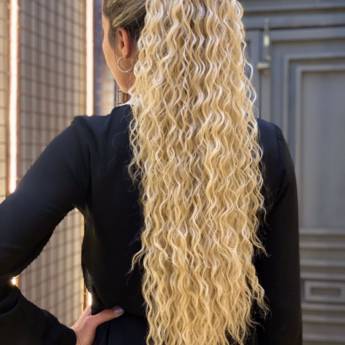 Comprar o produto de Aplique de rabo de cavalo cabelo ondulado longo loiro em Apliques de Cabelo pela empresa Trimurti Cabelos para Mega Hair Perucas Jumbo e Apliques para Cabelo  em Foz do Iguaçu, PR por Solutudo