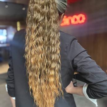 Comprar o produto de Aplique rabo de cavalo cabelo longo ondulado cor de mel em Apliques de Cabelo pela empresa Trimurti Cabelos para Mega Hair Perucas Jumbo e Apliques para Cabelo  em Foz do Iguaçu, PR por Solutudo