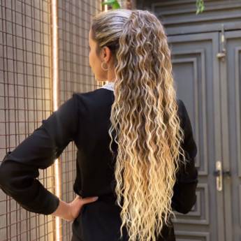 Comprar o produto de Aplique de rabo de cavalo cabelo ondulado com mechas loira em Apliques de Cabelo pela empresa Trimurti Cabelos para Mega Hair Perucas Jumbo e Apliques para Cabelo  em Foz do Iguaçu, PR por Solutudo