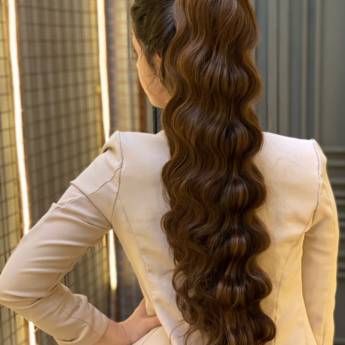 Comprar o produto de Aplique rabo de cavalo castanho médio em Apliques de Cabelo pela empresa Trimurti Cabelos para Mega Hair Perucas Jumbo e Apliques para Cabelo  em Foz do Iguaçu, PR por Solutudo