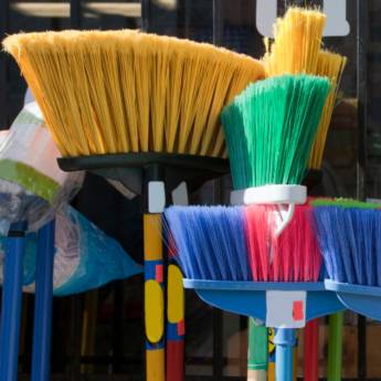 Comprar o produto de Vassouras de náilon  em Pá, Vassouras e Rodos  em Santa Fé, PR por Solutudo