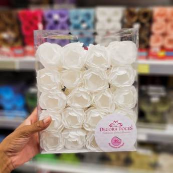 Comprar o produto de Forminha de doce modelo rosa branca em Artigos para Decoração pela empresa EmbalaFoz em Foz do Iguaçu, PR por Solutudo