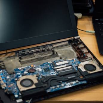Comprar o produto de Reparo em carcaça de notebooks em Assistência Técnica em Cuiabá, MT por Solutudo