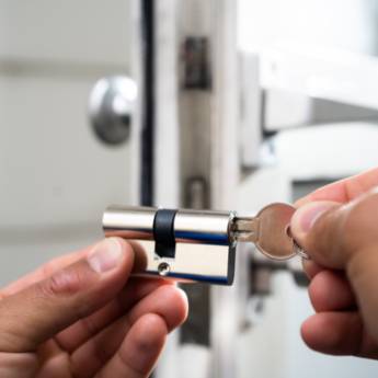 Comprar o produto de Instalação de fechaduras em Chaveiros em Cachoeiro de Itapemirim, ES por Solutudo