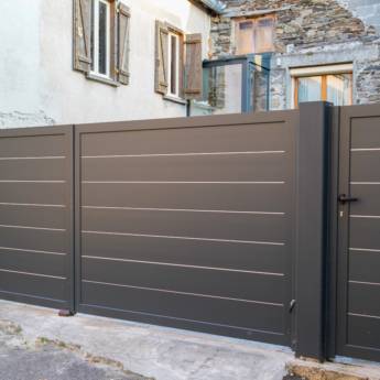 Comprar o produto de Portão de elevação em Metalúrgica em Joinville, SC por Solutudo