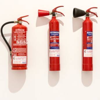 Comprar o produto de Combate a incêndio em Extintores - Equipamentos de Proteção Contra Incêndio em Guajará-Mirim, RO por Solutudo
