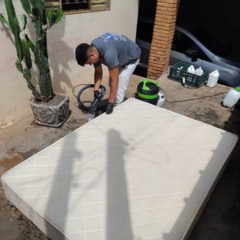 Comprar o produto de Limpeza de colchão a seco em Higienização e Lavagem de Carpete - Tapetes - Capachos em Lençóis Paulista, SP por Solutudo