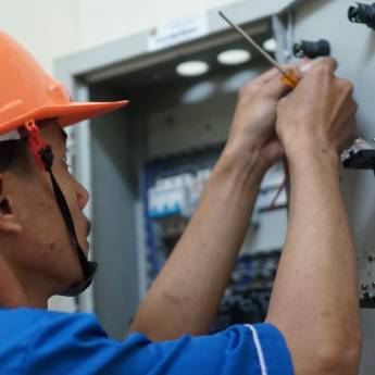 Comprar o produto de Manutenções elétricas em Elétricas em Cariacica, ES por Solutudo