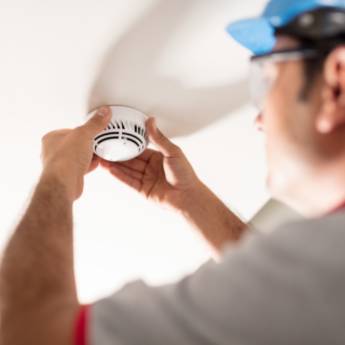 Comprar o produto de Detectores de fumaça em Extintores - Equipamentos de Proteção Contra Incêndio em Dourados, MS por Solutudo