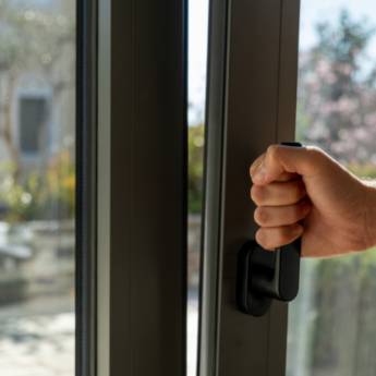 Comprar o produto de Janelas e portas de esquadria em Vidraçarias em Itabira, MG por Solutudo