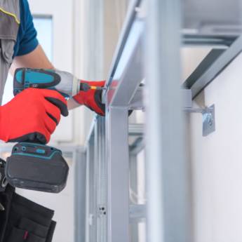 Comprar o produto de Instalação de esquadrias em Vidraçarias em Itabira, MG por Solutudo