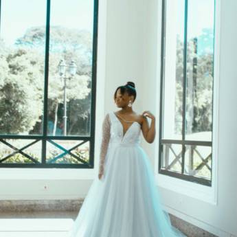 Comprar o produto de Vestido de noiva com tule e uma manga em Noivas em Foz do Iguaçu, PR por Solutudo