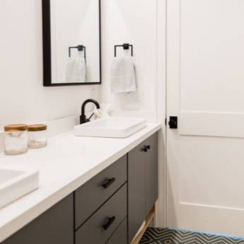 Comprar o produto de Armários para banheiro em Móveis Planejados em Brasília, DF por Solutudo