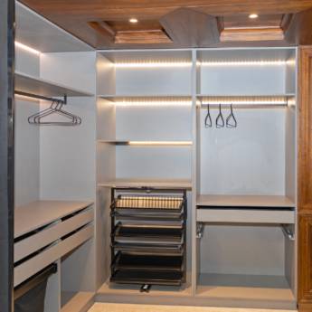 Comprar o produto de Roupeiros em Móveis Planejados - Marcenarias em São Paulo, SP por Solutudo