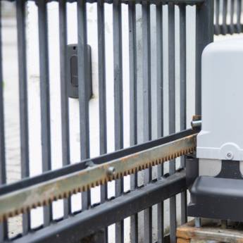 Comprar o produto de Portão de Alumínio em Esquadrias de Alumínio em Peruíbe, SP por Solutudo