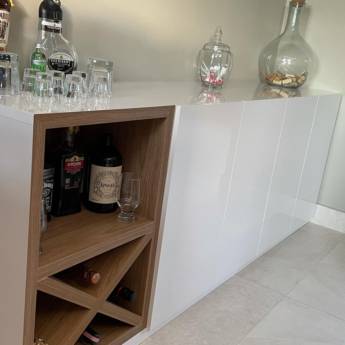 Comprar o produto de Cristaleiras Planejadas - Elegância e Praticidade Personalizadas - Belo Horizonte/MG em Móveis Planejados - Marcenarias em Belo Horizonte, MG por Solutudo