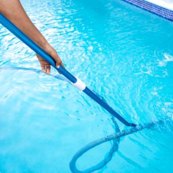 Comprar o produto de Limpeza de piscina emergêncial  em Limpeza de Piscinas em Botucatu, SP por Solutudo