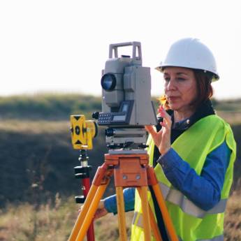 Comprar o produto de Topografia para Engenharia - Soluções Precisas para Projetos de Grande Escala em Topografias em São Paulo, SP por Solutudo