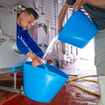 Comprar o produto de Limpeza de Caixa d'Água: Garantia de Água Pura e Segura - Curitiba/PR em Limpeza de Caixas D'Água em Curitiba, PR por Solutudo