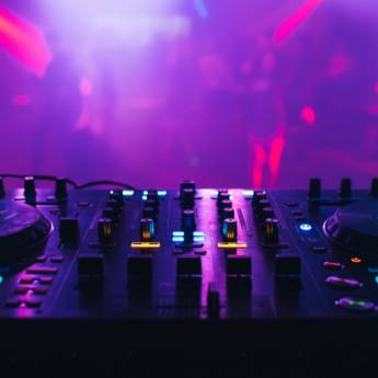Comprar o produto de Som e Iluminação para festas em Áudio Profissional e DJs em Botucatu, SP por Solutudo