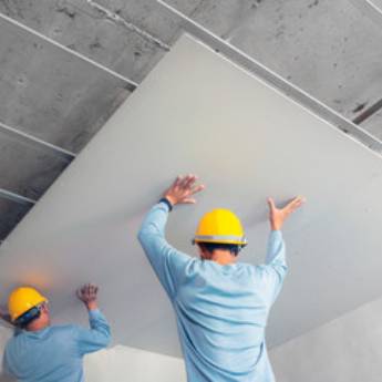 Comprar o produto de Forro de Gesso - Elegância e Funcionalidade para Seu Espaço - Ric Divisórias em Niterói e Região em Forros e Divisórias em Niterói, RJ por Solutudo