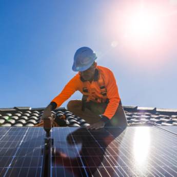 Comprar o produto de Instalar Painéis Fotovoltaicos - Energia Renovável - Expertise Local em Energia Solar em Gravataí, RS por Solutudo