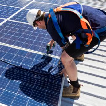 Comprar o produto de Energia Solar Industrial - Potência Sustentável para Empresas - Nosso Compromisso com a Eficiência Energética em Energia Solar em Gravataí, RS por Solutudo