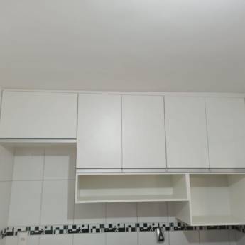 Comprar o produto de Soluções de Armazenamento Personalizadas no Rio de Janeiro - Eficiência e Estilo - AMarcenaria RJ em Móveis Planejados em Niterói, RJ por Solutudo