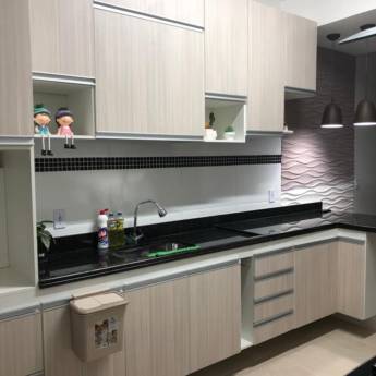 Comprar o produto de Cozinhas e Áreas Gourmet Personalizadas no Rio de Janeiro - Design Exclusivo e Funcionalidade - AMarcenaria RJ em Móveis Planejados em Niterói, RJ por Solutudo