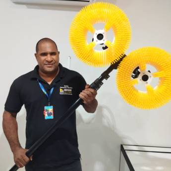 Comprar o produto de Escova com Cabo Telescópico para Limpeza de Placas Solares - Eficiência e Alcance Extraordinários em Energia Solar em Iraí de Minas, MG por Solutudo