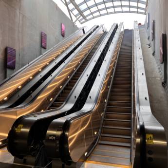 Comprar o produto de Manutenção de Escadas e Esteiras Rolantes - Segurança e Eficiência com Apex Elevadores em Escada rolante em Guarujá, SP por Solutudo