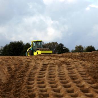 Comprar o produto de Terraplanagem em estrada  em Terraplanagens em Botucatu, SP por Solutudo