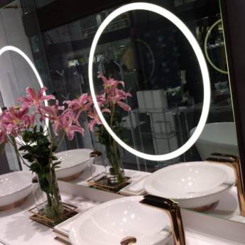 Comprar o produto de Espelho de Camarim com LED - Beleza e Precisão - Iluminação Perfeita com R&L Jateamentos em Hidrojateamento em Marília, SP por Solutudo