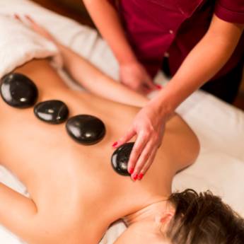 Comprar o produto de  Massagem com Pedras Quentes em Americana | Relaxamento Profundo e Alívio da Dor  em Pedras Quentes em Americana, SP por Solutudo